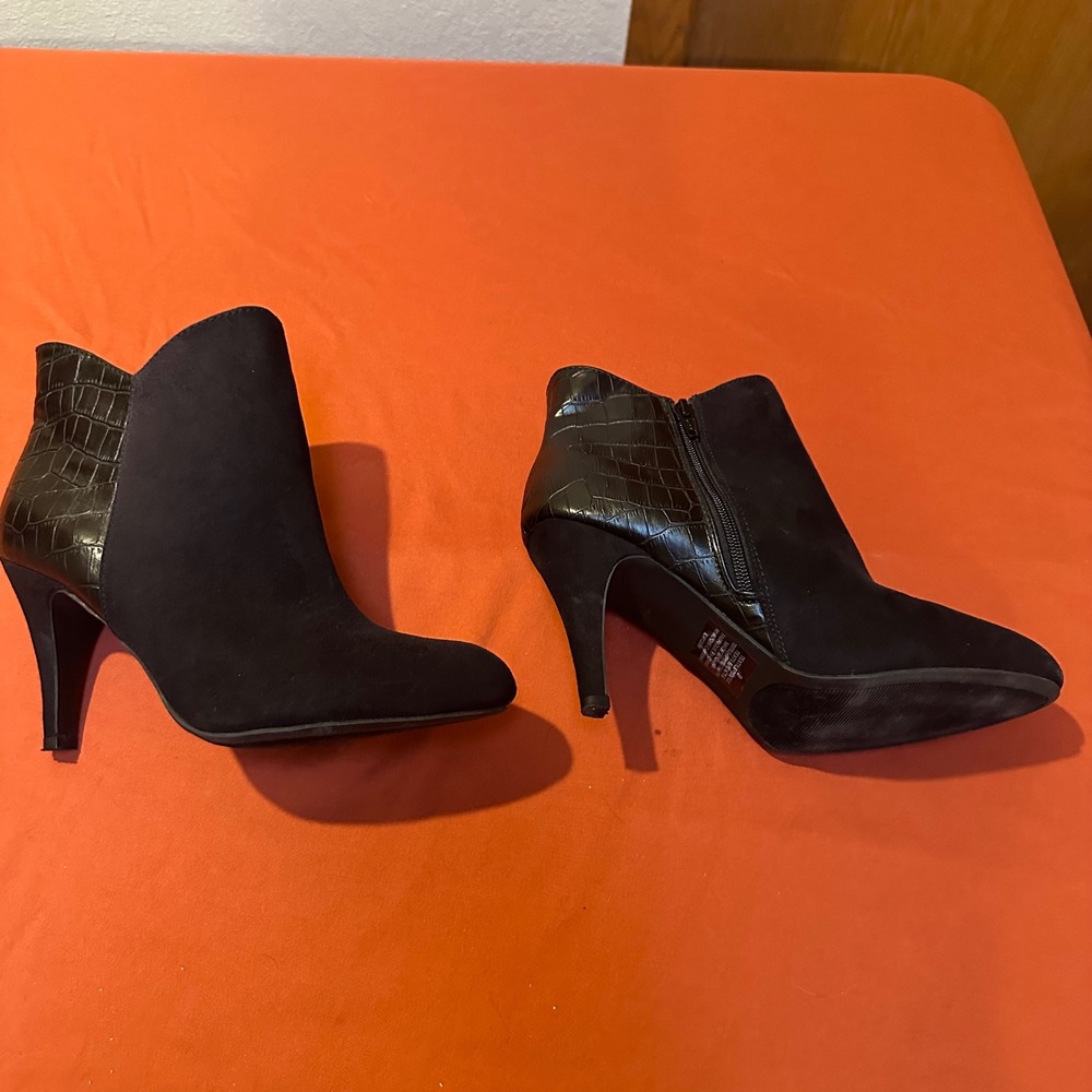 Express Black Faux Suede Ankle‎ Booties Size 9 Pointed Toe Crocodile Heel